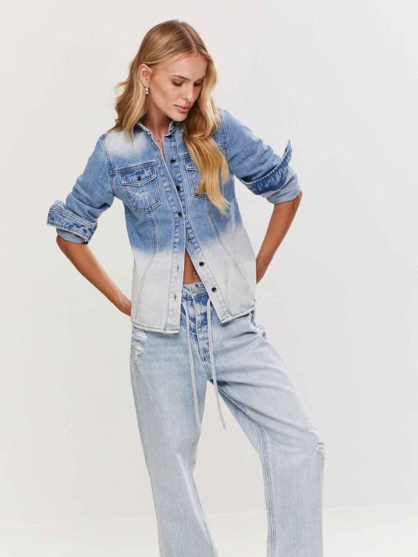 חולצת ג’ינס מכופתרת לנשים