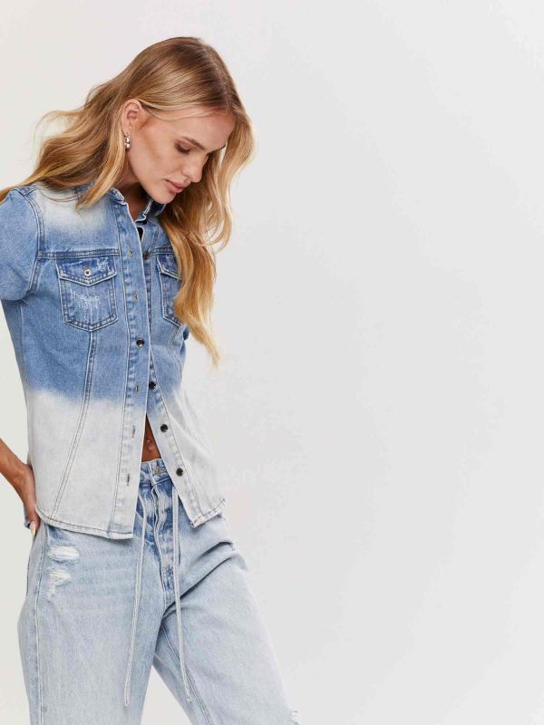 חולצת ג’ינס מכופתרת לנשים