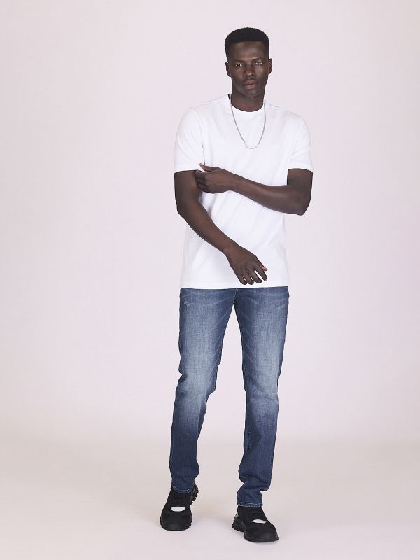 ג’ינס כחול כהה עם קרעים קלים לגברים