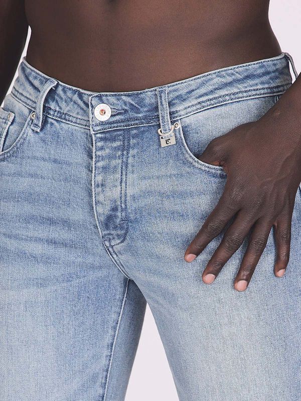 ג’ינס בגזרה ישרה קלאסית לגברים