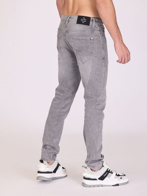 ג’ינס סקיני עם שפשופים לגברים