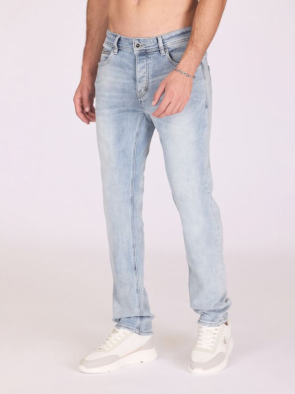 ג’ינס סקיני עם גזרה מחמיאה לגברים