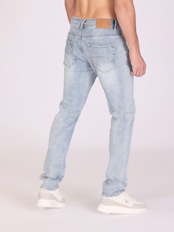 ג’ינס סקיני עם גזרה מחמיאה לגברים