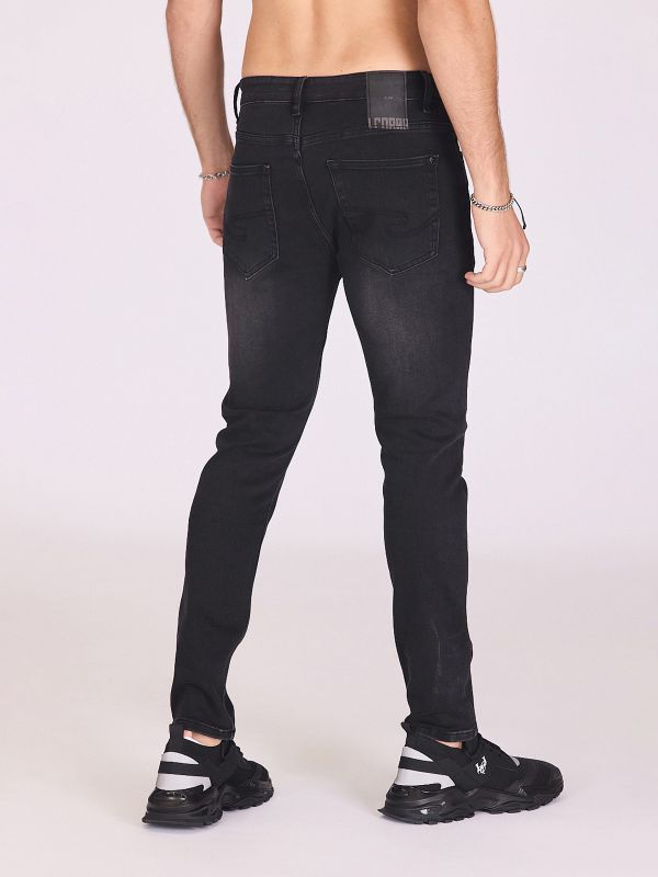 ג’ינס צמוד ובהיר לגברים