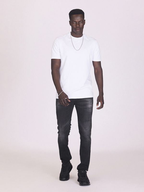 ג’ינס צמוד עם שפשופים לגברים