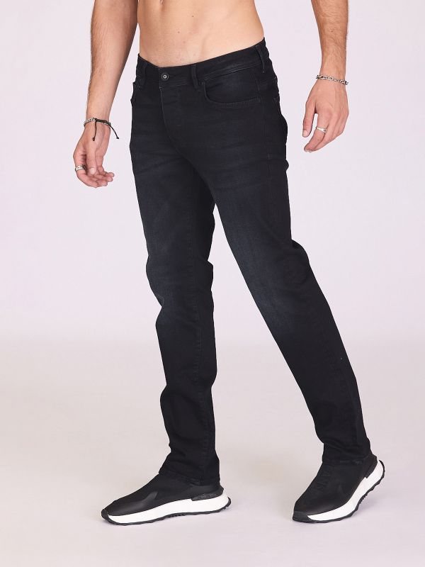 ג’ינס עם כיסים מיוחדים לגברים