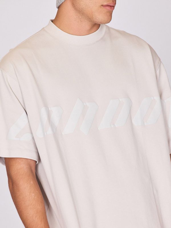 חולצת טי עם הדפס בחזית לגברים