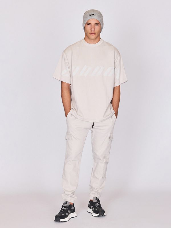 חולצת טי עם הדפס בחזית לגברים