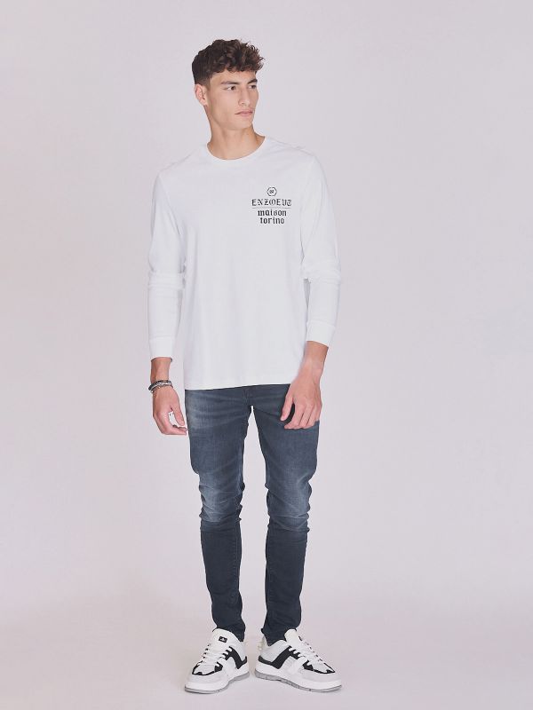 חולצת טי ארוכה עם כיתוב לגברים