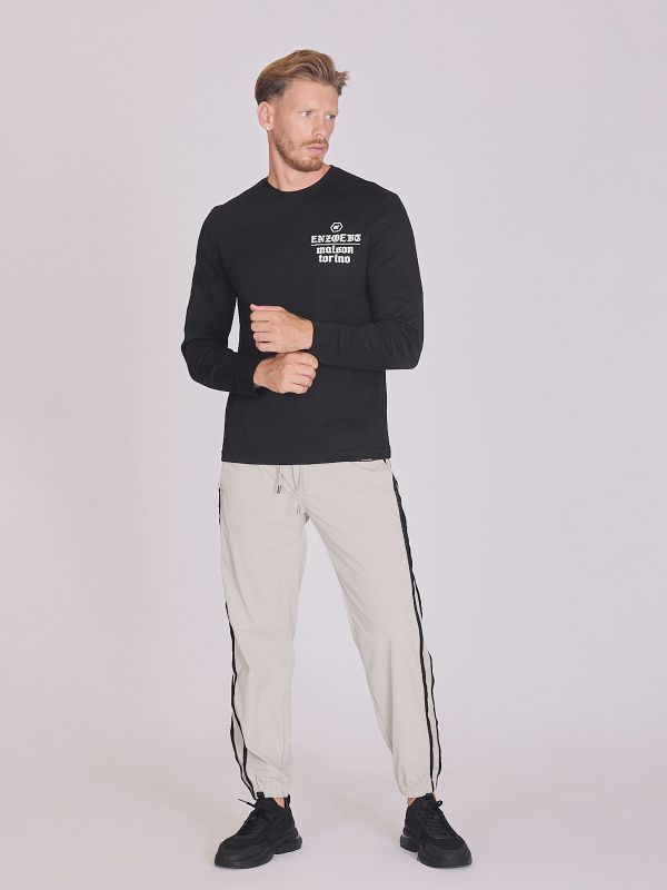 חולצת טי ארוכה עם כיתוב לגברים