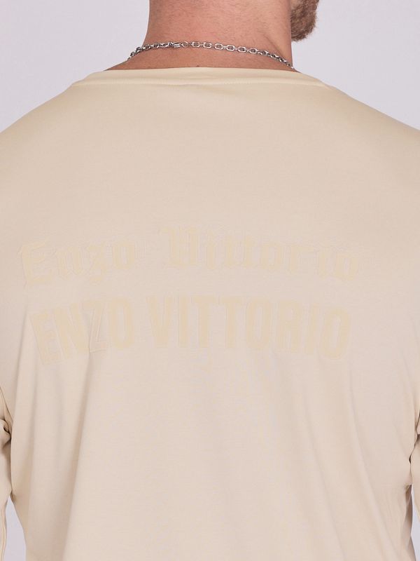 חולצת טי ארוכה עם צווארון לגברים