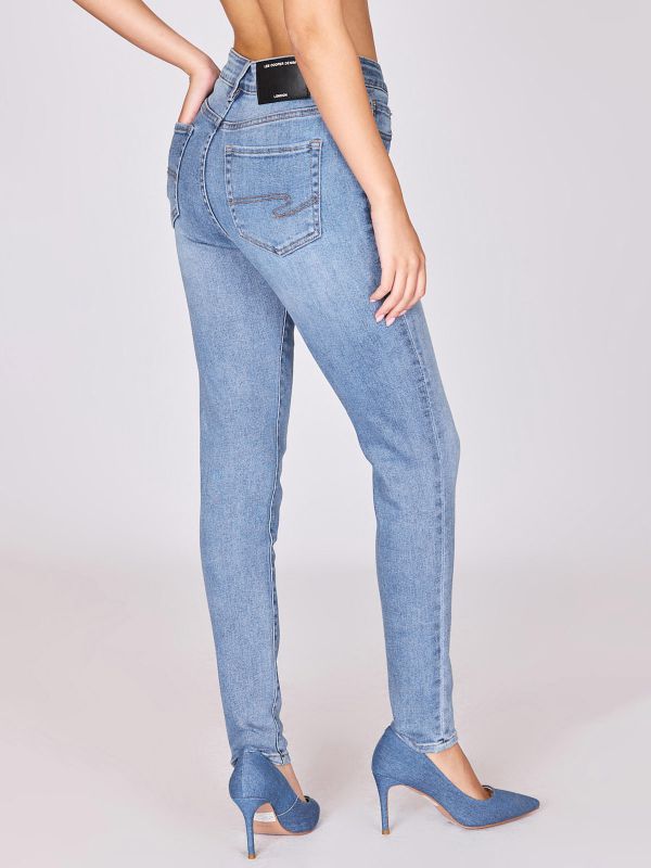 ג’ינס בגזרה ישרה קרועה לנשים