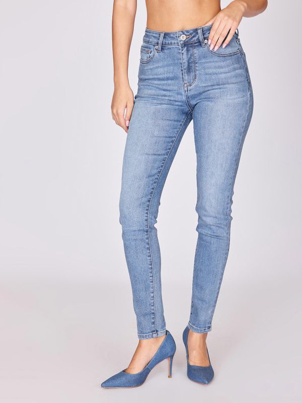 ג’ינס בגזרה ישרה קרועה לנשים