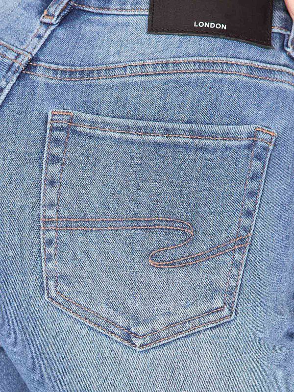 ג’ינס בגזרה ישרה קרועה לנשים