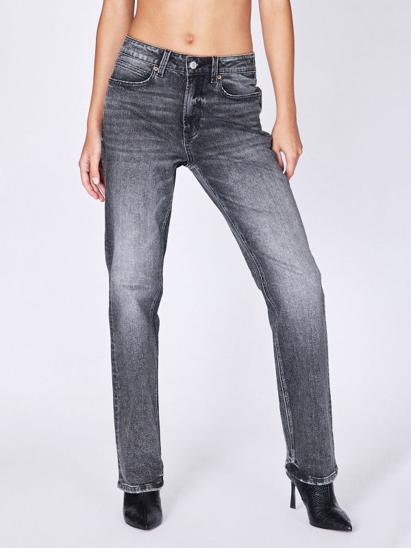 ג’ינס בגזרה ישרה לנשים