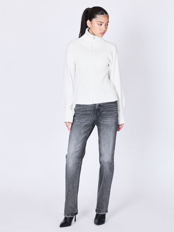 ג’ינס בגזרה ישרה לנשים