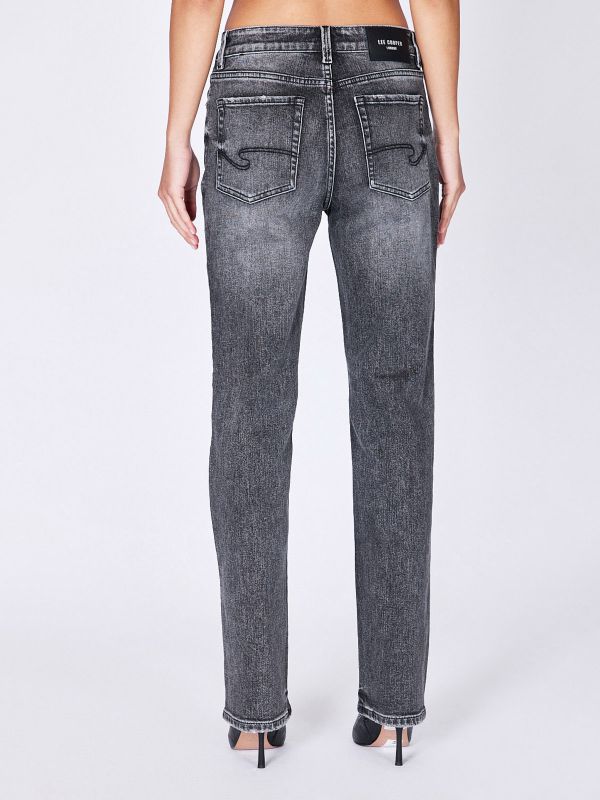 ג’ינס בגזרה ישרה לנשים