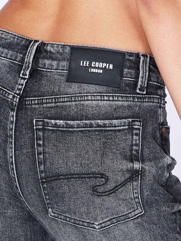 ג’ינס בגזרה ישרה לנשים