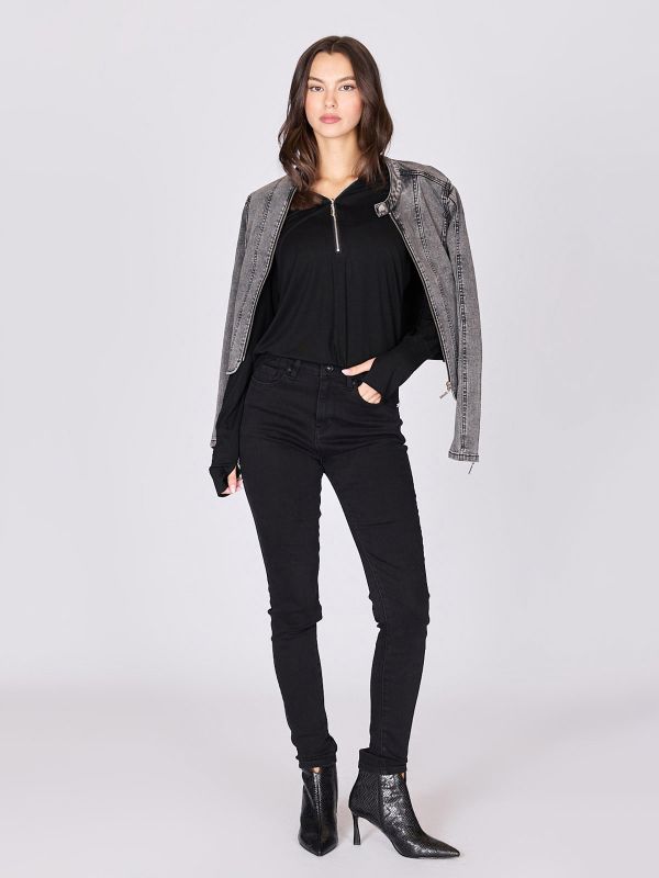 חולצת טי ארוכה עם צווארון וריץ’ רכיסה לנשים