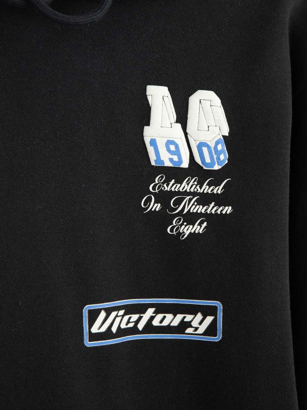 קפוצ’ון עם הדפסי מדבקה בנים