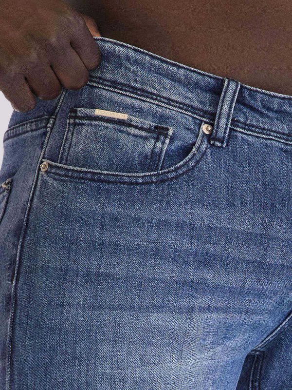 מכנסי ג?ינס MID ROOK בגזרה רגילה ובגוון ביניים לגברים