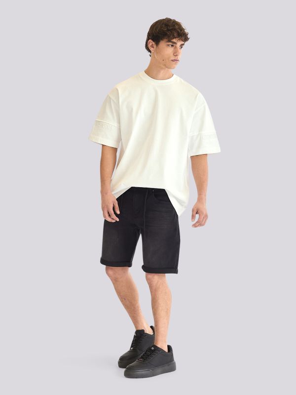 מכנסי ג?ינס קצרים בגוון כחול עמוק עם שפשופים קלים לגברים