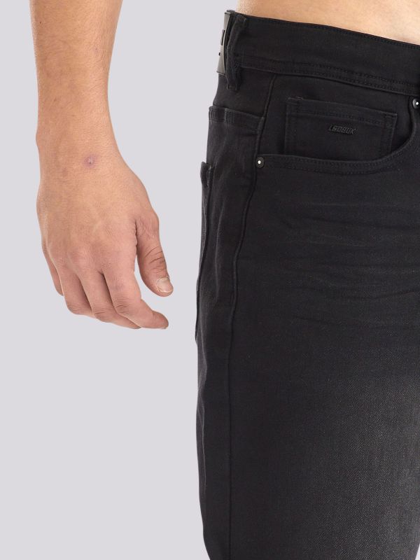 מכנסי ג?ינס קצרים בגוון כחול עמוק עם שפשופים קלים לגברים