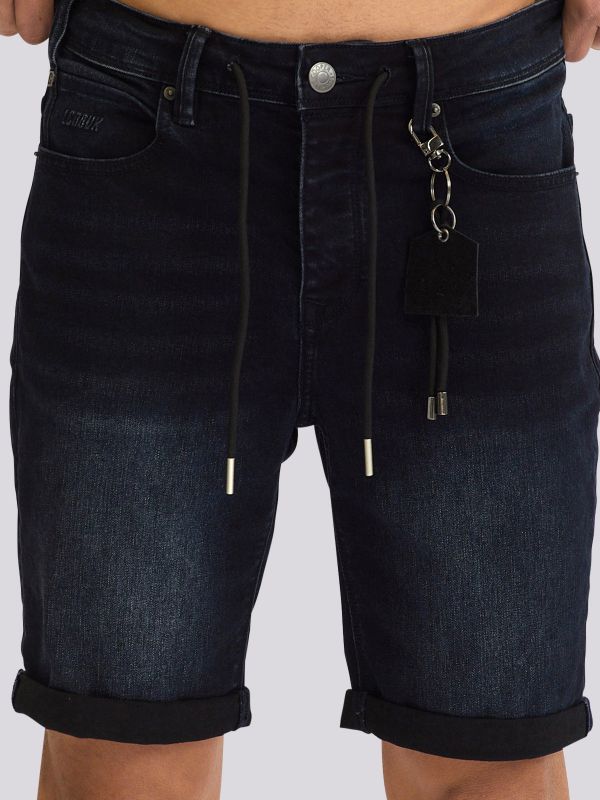מכנסי ג?ינס קצרים בגוון כחול כהה נקי לגברים