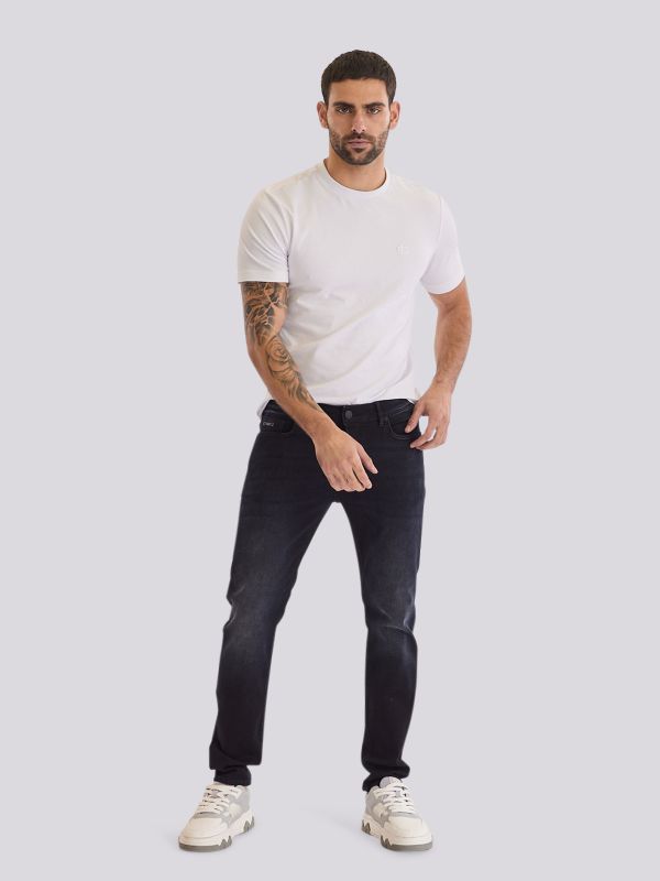 מכנסי ג?ינס BLK MARTIN בגזרה ישרה ובגוון שחור עמוק לגברים