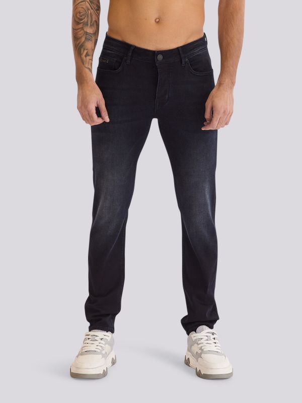 מכנסי ג?ינס BLK MARTIN בגזרה ישרה ובגוון שחור עמוק לגברים