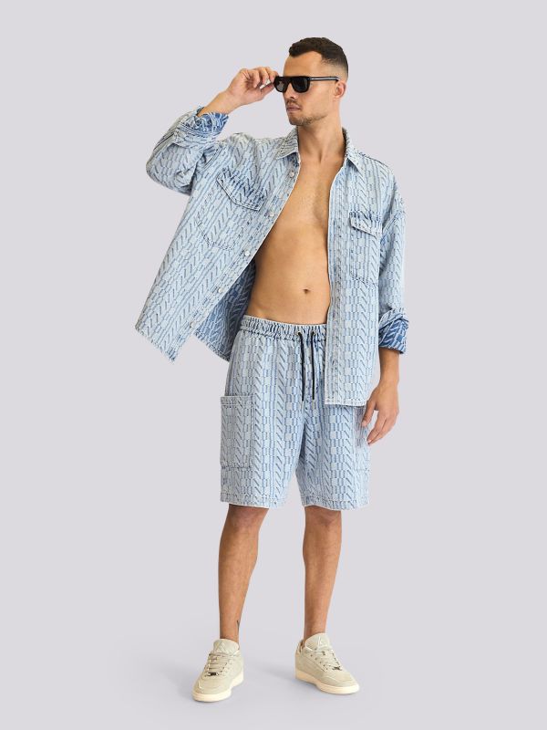 מכנסי ג?ינס קצרים בשטיפה כחולה קלאסית וסיומת מקופלת לגברים