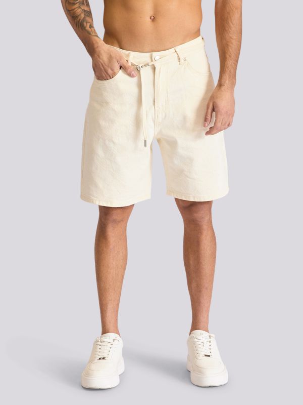 מכנסי ברמודה בגזרה ישרה ובגוון נייטרלי לגברים