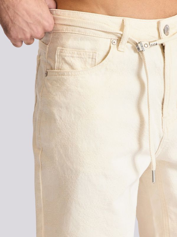 מכנסי ברמודה בגזרה ישרה ובגוון נייטרלי לגברים