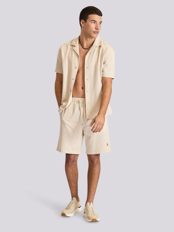 מכנסי צ?ינו קצרים במראה אלגנטי ונינוח לגברים