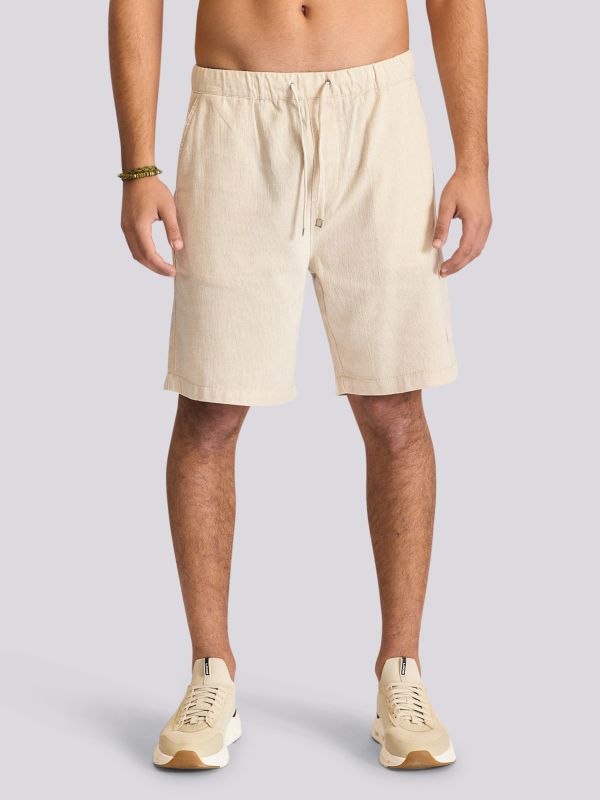 מכנסי צ?ינו קצרים במראה אלגנטי ונינוח לגברים