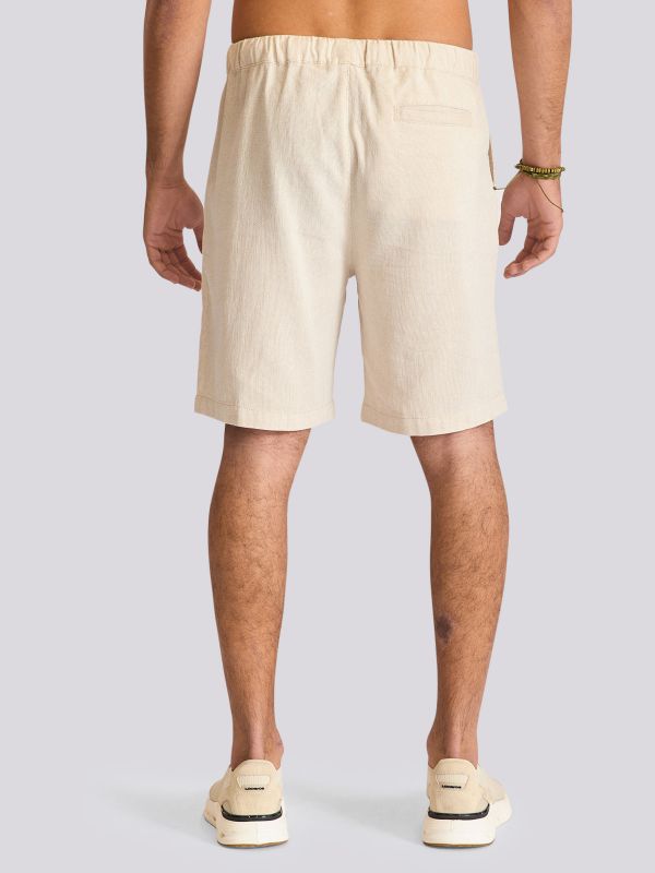 מכנסי צ?ינו קצרים במראה אלגנטי ונינוח לגברים