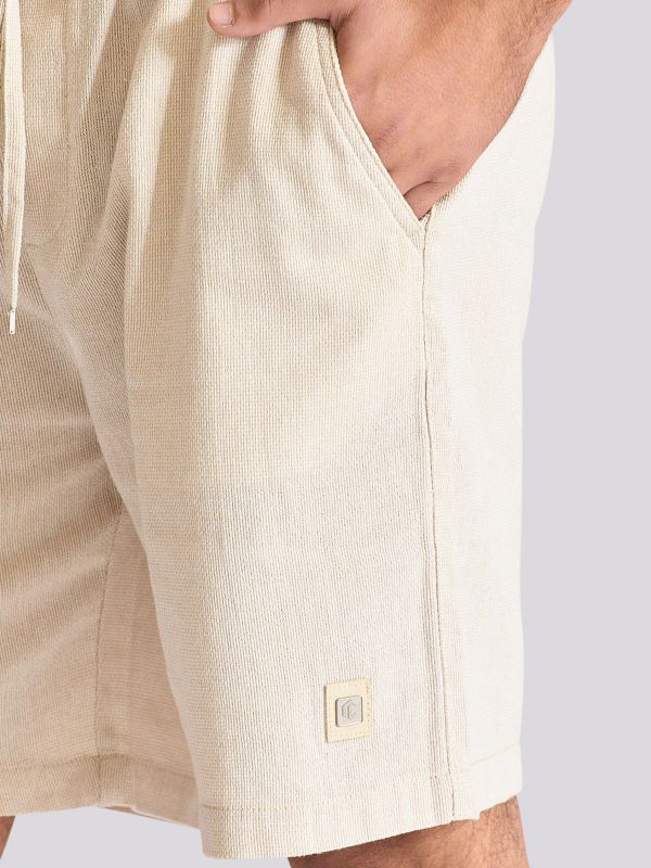 מכנסי צ?ינו קצרים במראה אלגנטי ונינוח לגברים