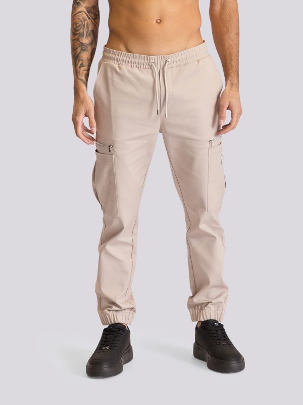 מכנסי קארגו עם כיסים מעוצבים