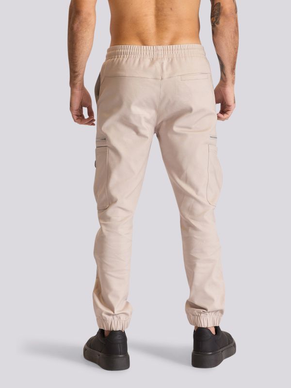 מכנסי קארגו עם כיסים מעוצבים