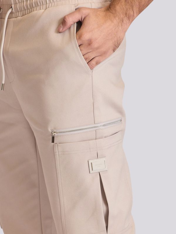 מכנסי קארגו עם כיסים מעוצבים