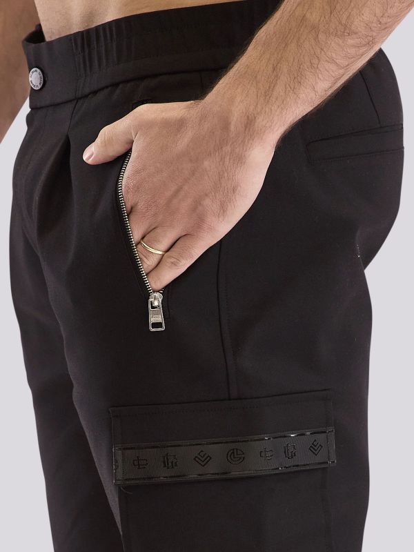 מכנסי קארגו עם כיסים בסגירת רוכסן