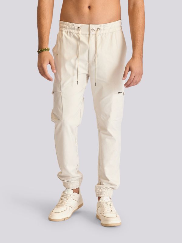 מכנסי קארגו עם כיסים מעוצבים