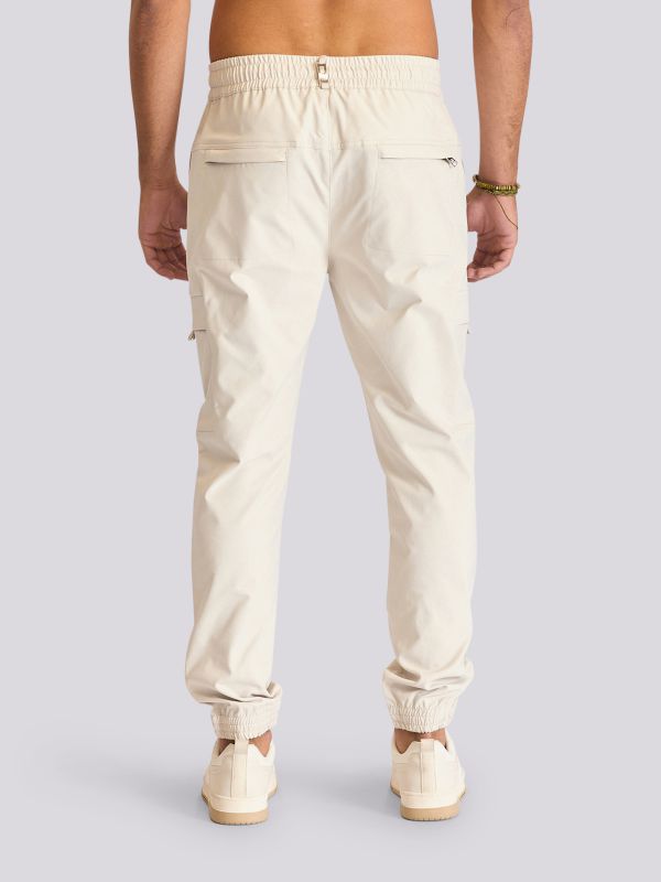 מכנסי קארגו עם כיסים מעוצבים