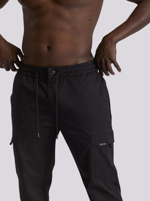 מכנסי קארגו עם כיסים מעוצבים