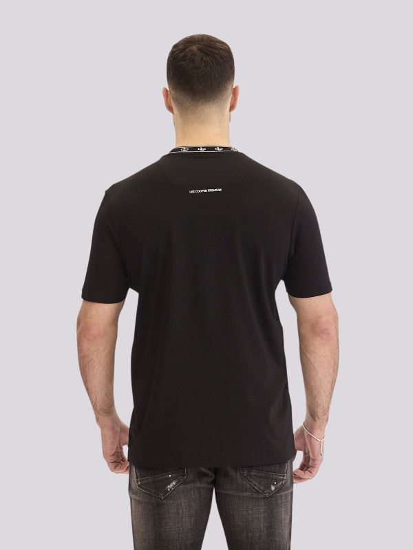 טישירט עם צווארון בהדפס