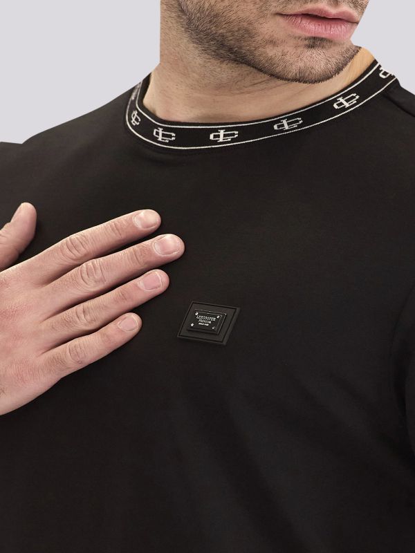 טישירט עם צווארון בהדפס