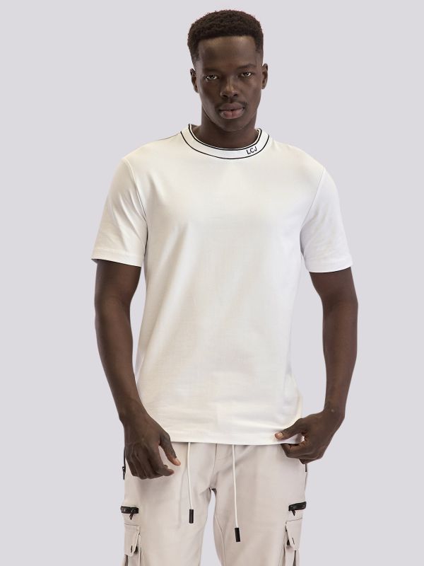 טישירט עם צווארון בהדפס