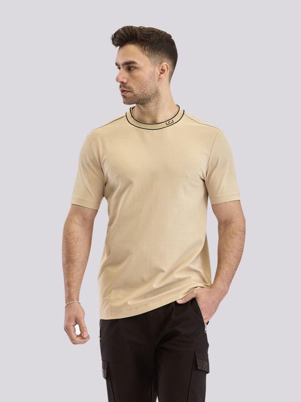 טישירט עם צווארון בהדפס