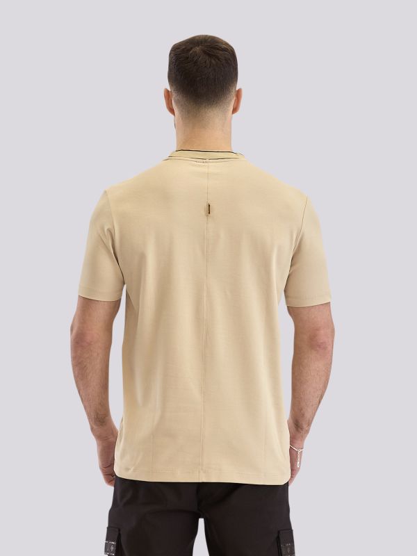 טישירט עם צווארון בהדפס