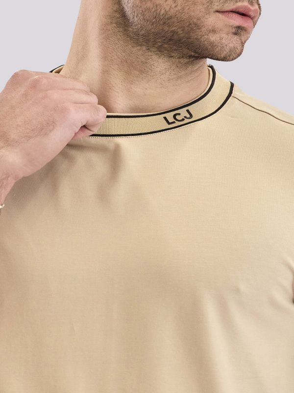 טישירט עם צווארון בהדפס